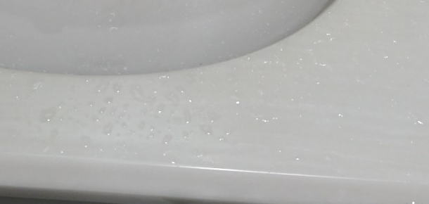 洗面台に飛び散った水滴